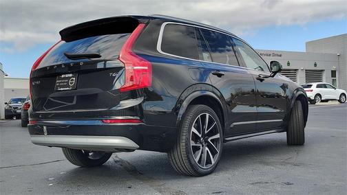 2022 Volvo XC90 T6 Momentum