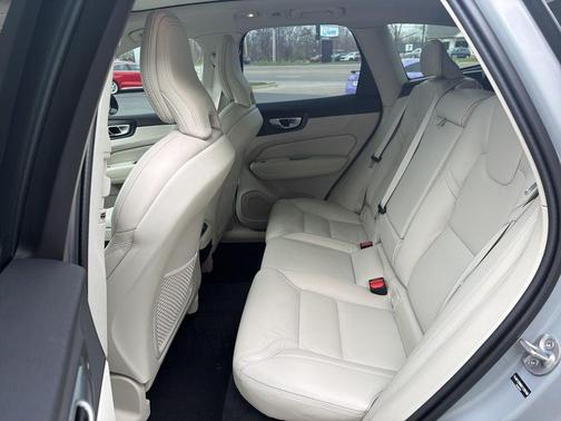 2025 Volvo XC60 B5 Ultra