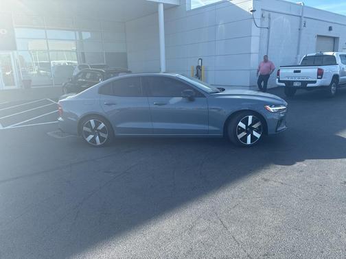 2024 Volvo S60 Recharge Plug-In Hybrid T8 Plus Dark Theme