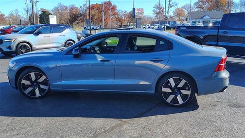 2024 Volvo S60 Recharge Plug-In Hybrid T8 Plus Dark Theme