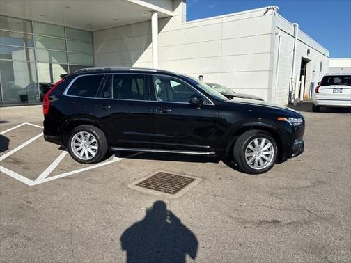 2016 Volvo XC90 T6 Momentum