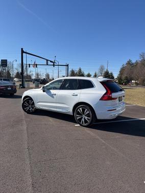2023 Volvo XC60 B5 Plus Bright Theme