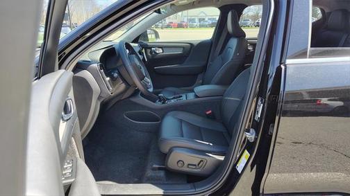 2025 Volvo XC40 B5 Core