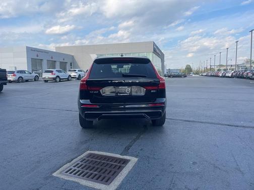 2023 Volvo XC60 B5 Plus Dark Theme