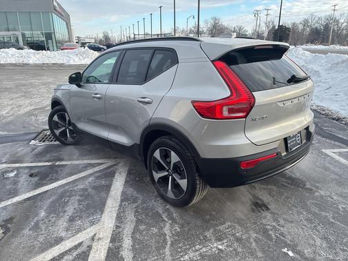 2025 Volvo XC40 B5 Plus Dark Theme