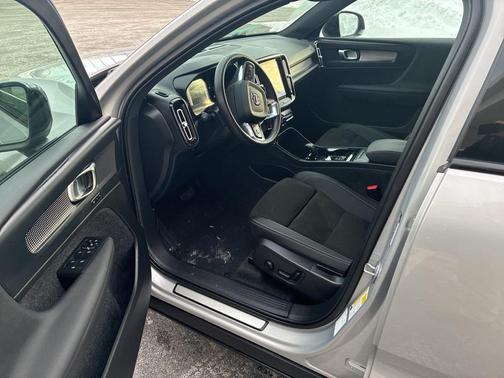 2025 Volvo XC40 B5 Plus Dark Theme