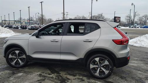 2025 Volvo XC40 B5 Plus Dark Theme