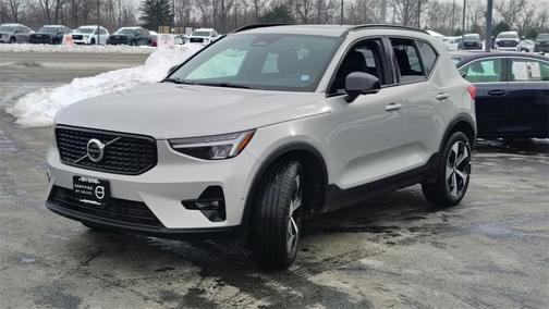 2025 Volvo XC40 B5 Plus Dark Theme