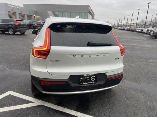 2025 Volvo XC40 B5 Plus Bright Theme