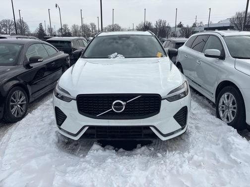 2023 Volvo XC60 B5 Plus Dark Theme
