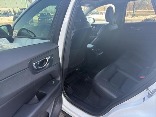 2023 Volvo XC60 B5 Plus Dark Theme