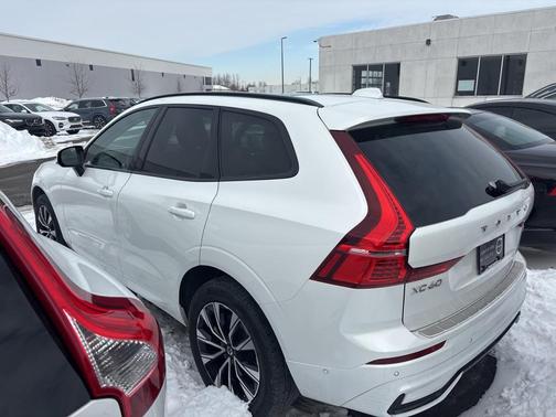 2023 Volvo XC60 B5 Plus Dark Theme