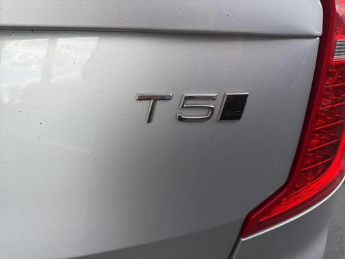 2020 Volvo XC90 T5 Momentum