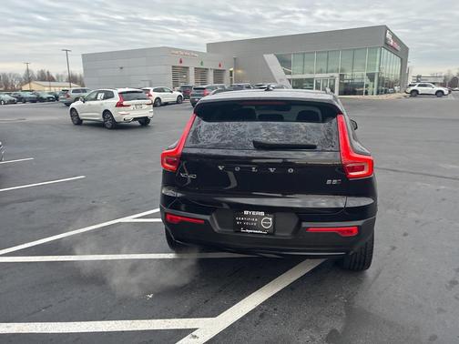 2025 Volvo XC40 B5 Plus Dark Theme