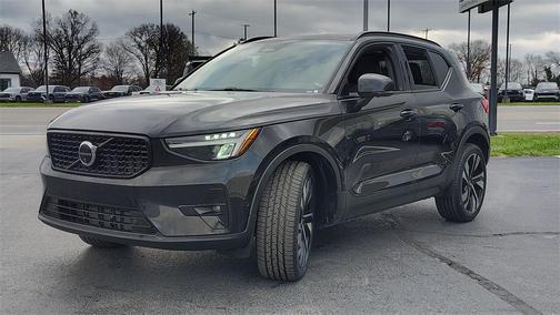 2025 Volvo XC40 B5 Plus Dark Theme