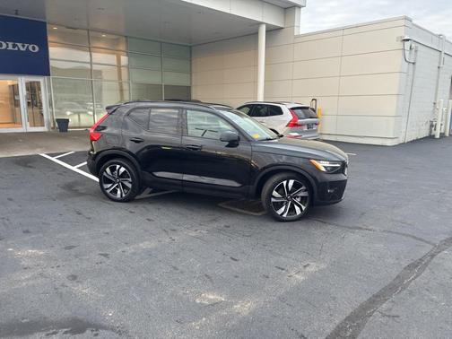 2025 Volvo XC40 B5 Plus Dark Theme
