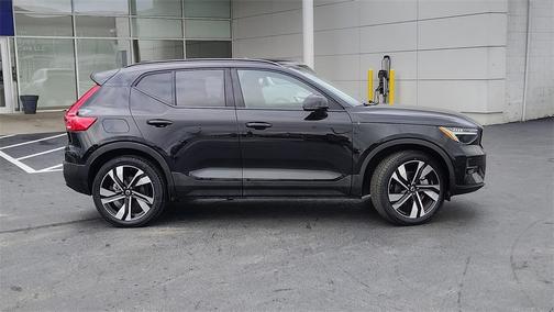 2025 Volvo XC40 B5 Plus Dark Theme