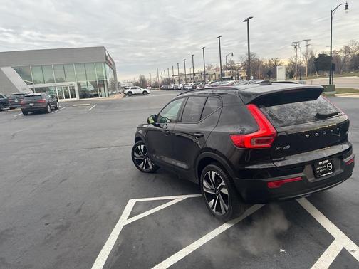 2025 Volvo XC40 B5 Plus Dark Theme