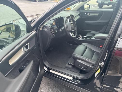 2025 Volvo XC40 B5 Plus Dark Theme