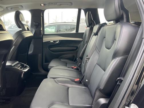 2022 Volvo XC90 T5 Momentum
