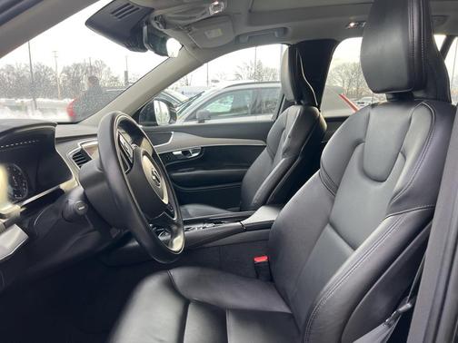2022 Volvo XC90 T5 Momentum