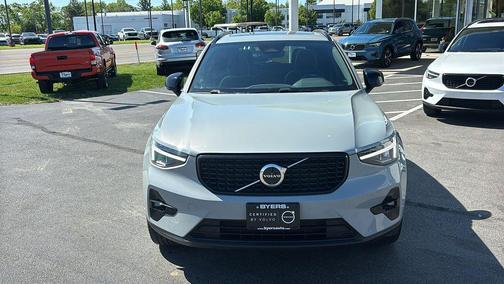 Vapour Gray Metallic 2025 Volvo XC40 B5 Plus Dark Theme