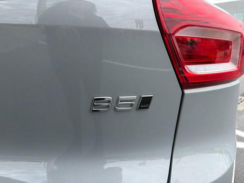 Vapour Gray Metallic 2025 Volvo XC40 B5 Plus Dark Theme