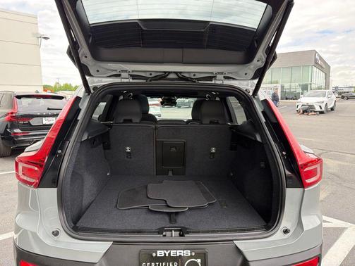 Vapour Gray Metallic 2025 Volvo XC40 B5 Plus Dark Theme