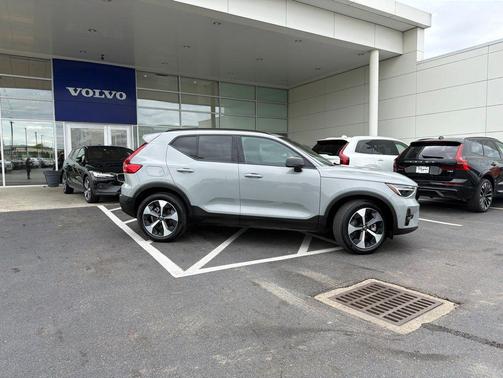 Vapour Gray Metallic 2025 Volvo XC40 B5 Plus Dark Theme