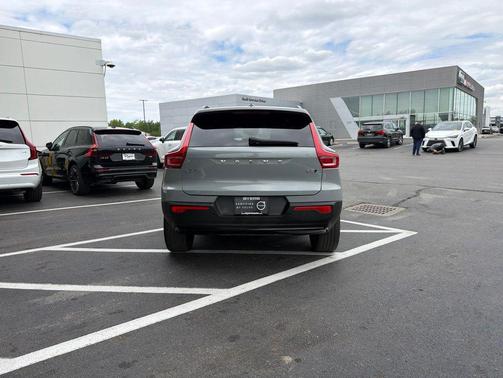 Vapour Gray Metallic 2025 Volvo XC40 B5 Plus Dark Theme