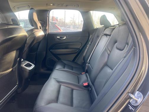 2025 Volvo XC60 B5 Plus