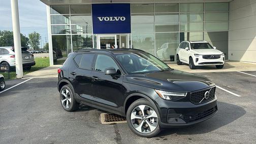 Onyx Black 2026 Volvo XC40 B5 Core