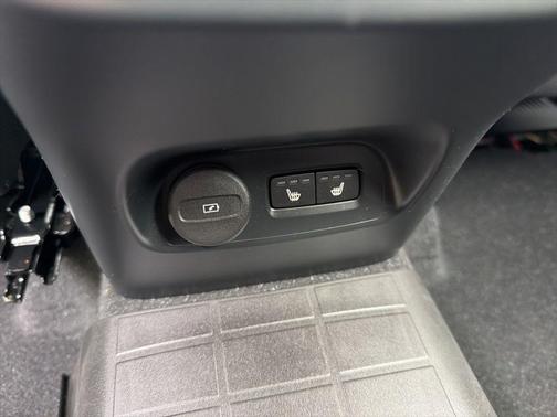 Black / Stone 2023 Volvo XC40 B5 Plus Dark Theme