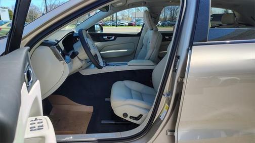 2025 Volvo XC60 Plug-In Hybrid T8 Plus