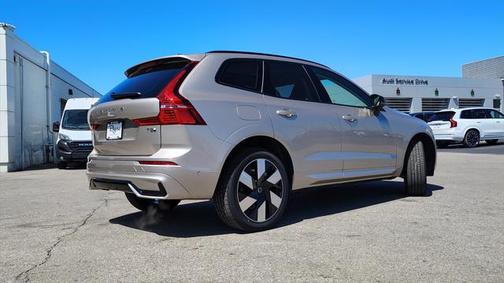 2025 Volvo XC60 Plug-In Hybrid T8 Plus