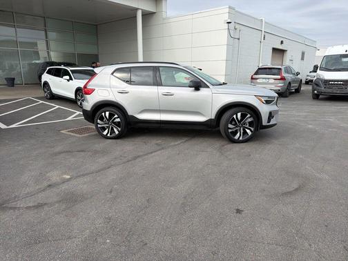 2025 Volvo XC40 B5 Plus Dark Theme