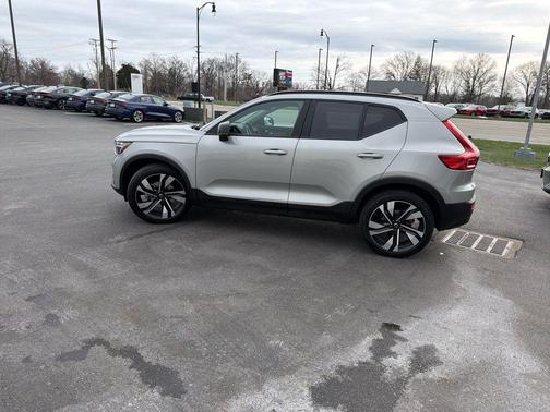 2025 Volvo XC40 B5 Plus Dark Theme