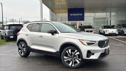 2025 Volvo XC40 B5 Plus Dark Theme