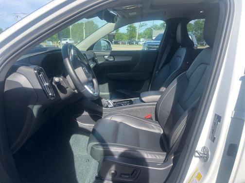 Crystal White Pearl 2025 Volvo XC40 B5 Plus Bright Theme