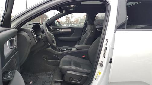 2026 Volvo XC40 B5 Ultra Black Edition