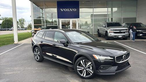 Onyx Black Metallic 2025 Volvo V60 Cross Country B5 Plus