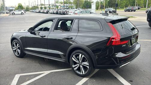 Onyx Black Metallic 2025 Volvo V60 Cross Country B5 Plus