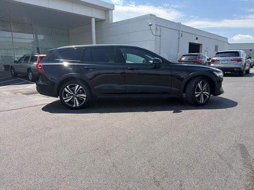 Onyx Black Metallic 2025 Volvo V60 Cross Country B5 Plus