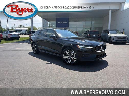 Onyx Black Metallic 2025 Volvo V60 Cross Country B5 Plus