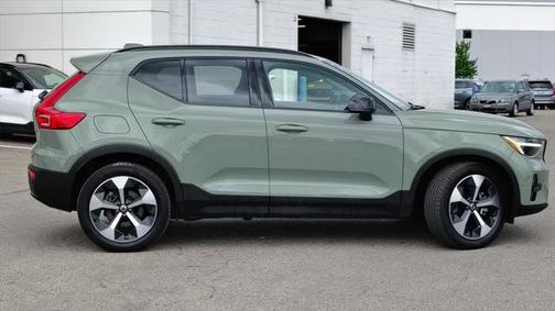 2023 Volvo XC40 B5 Plus Dark Theme