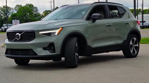 2023 Volvo XC40 B5 Plus Dark Theme