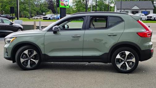 2023 Volvo XC40 B5 Plus Dark Theme
