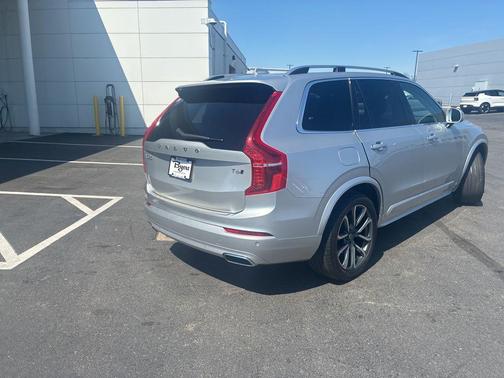Bright Silver Metallic 2018 Volvo XC90 T6 Momentum