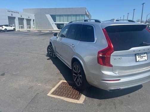 Bright Silver Metallic 2018 Volvo XC90 T6 Momentum