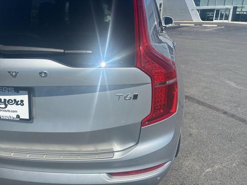 Bright Silver Metallic 2018 Volvo XC90 T6 Momentum